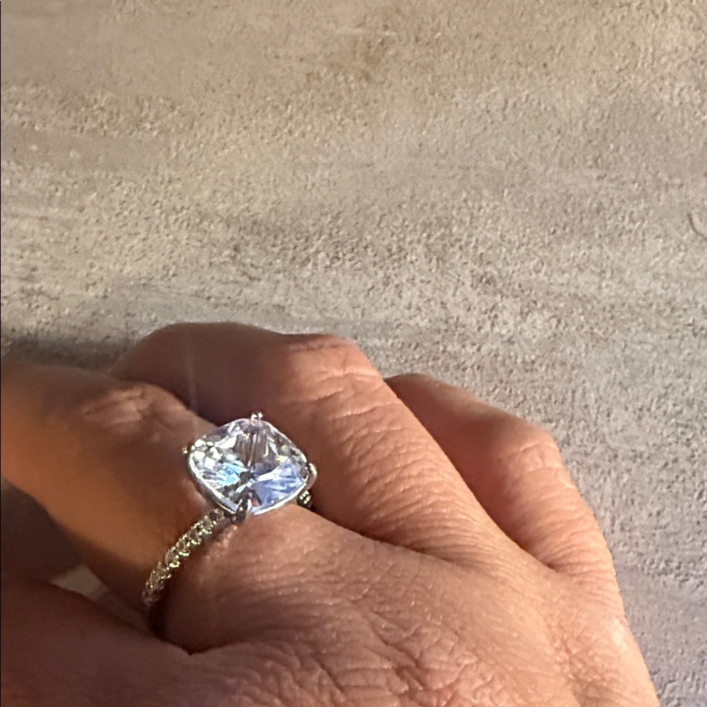 Dazzling Silver Women's Ring with Clear Gemstone